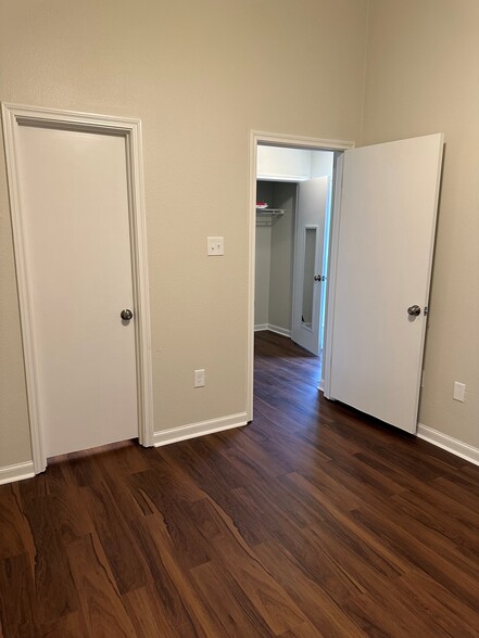Building Photo - 421 Longwood Ct