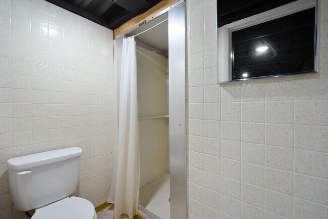 Building Photo - MOVE IN TODAY! DON'T MISS THIS NEWLY RENOV...