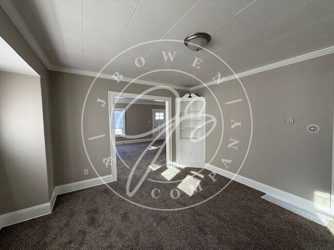 Building Photo - Beautiful 2 Bedroom Lower Duplex