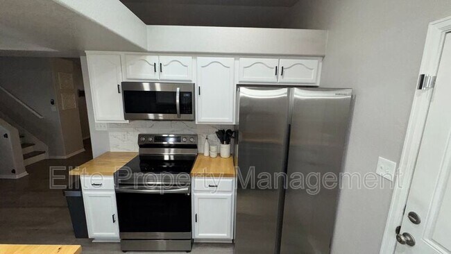 Building Photo - 1150 S Los Charros Dr
