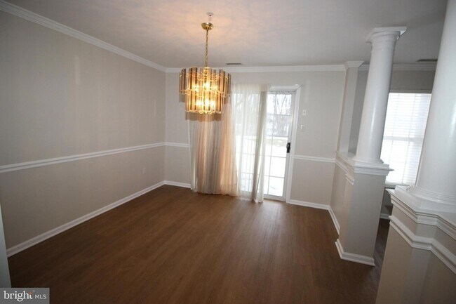 Building Photo - 1004 Julian Dr W