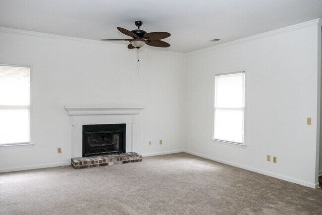 Building Photo - Two Bedroom Townhome!