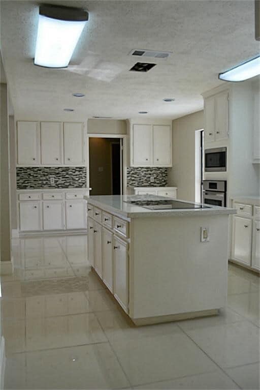 Building Photo - 2127 Manor Green Dr