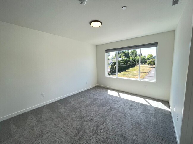 Building Photo - Beautiful 4Bd + 3Ba Home in North Portland...