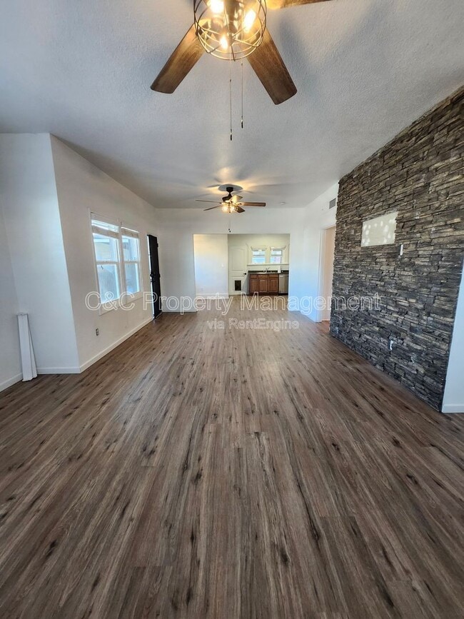 Building Photo - 765 E San Joaquin Ave