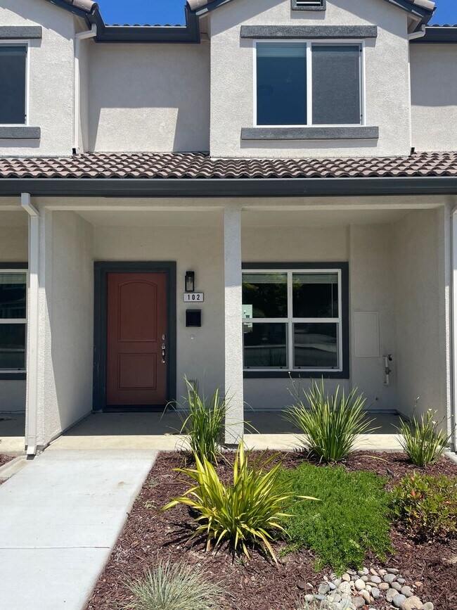 Building Photo - 2 bed, 2.5 bathroom Townhouse