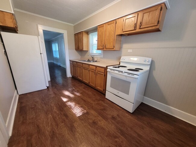 Building Photo - Two bedroom, One Bathroom Home with Partially fenced back yard