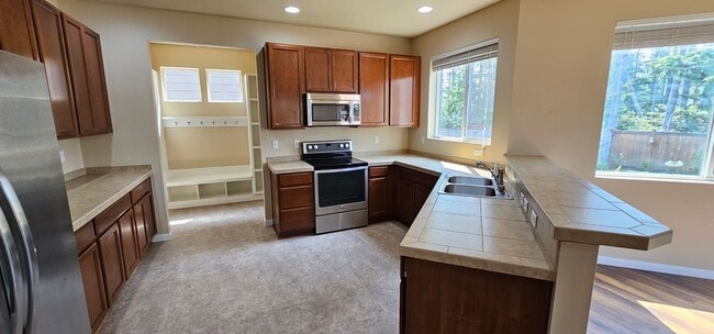 Building Photo - Spacious Port Orchard Home