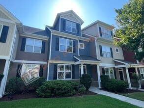 Building Photo - Great Location! 3 Story, 3 Bedrooms, 3.5 B...