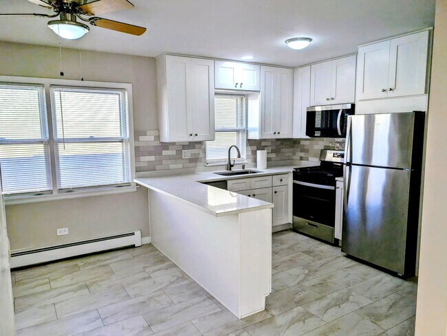 Building Photo - 5916 W Montrose Ave