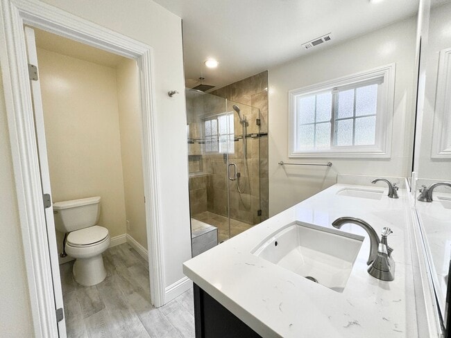 Building Photo - Beautiful 4 Bedroom 3.5 Bathroom Home in t...