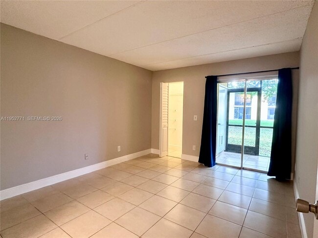 Building Photo - 105 Meadows Cir