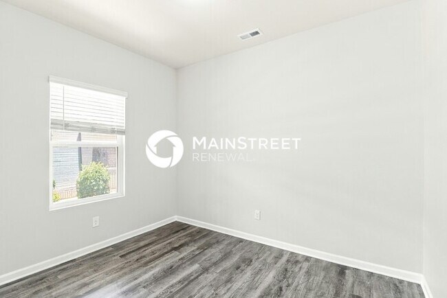Building Photo - 4 Bedroom Pet-Friendly Home in Charlotte, NC with Main Street Renewal