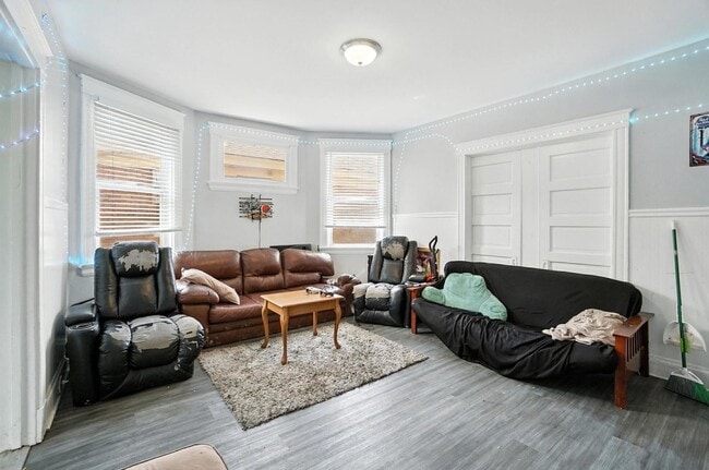 Building Photo - 6 bed/3.5 bath on Atkinson, Mins. from UC for Only $650/pp ($3900/mo)!