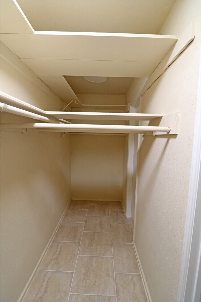 Building Photo - 7603 Loro Linda Dr