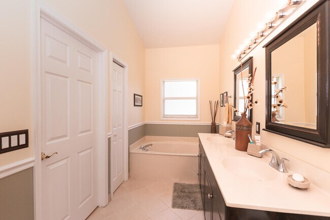 Building Photo - 329 NW Treeline Trce