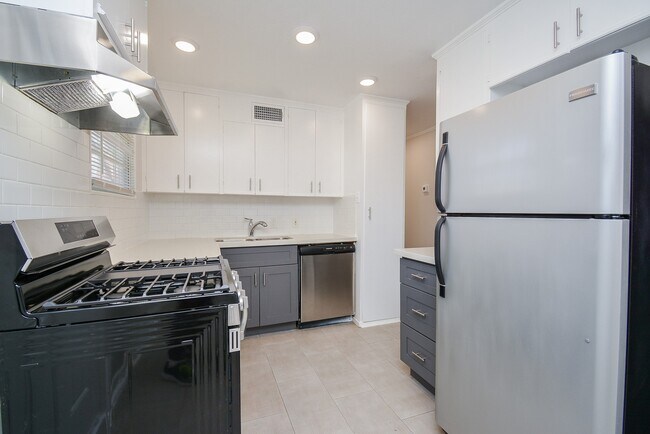 Building Photo - 5006 Libbey Dr