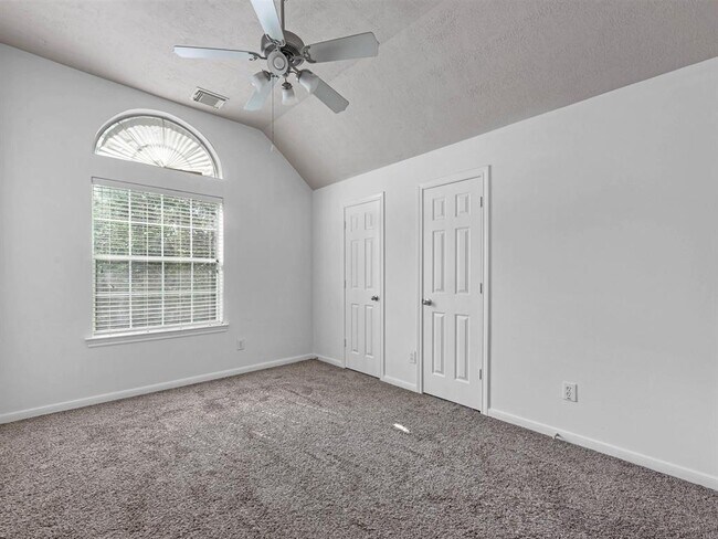 Building Photo - 25553 Oakhurst Forest Dr