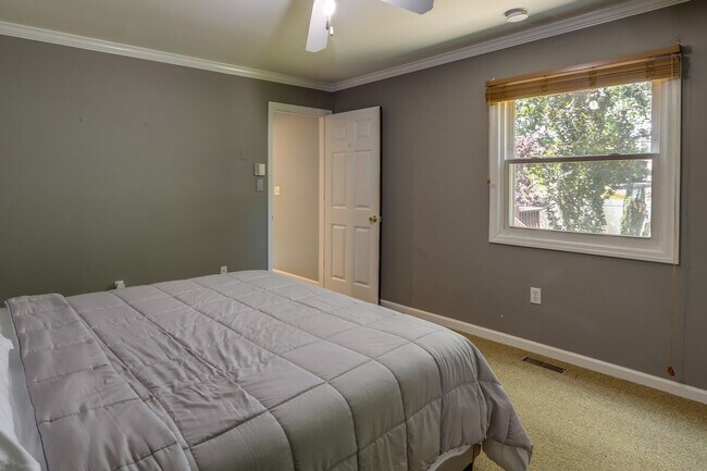 Building Photo - 22 Clayton Ave