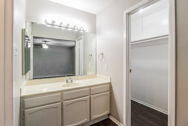 Building Photo - 2703 Wood River Rd