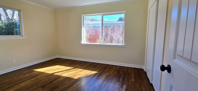 Building Photo - Sun filled Sunset Heights 3 Bed!