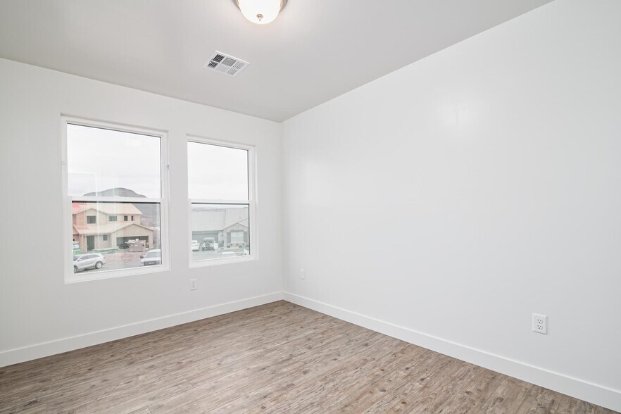 Building Photo - 1055 W Province Way