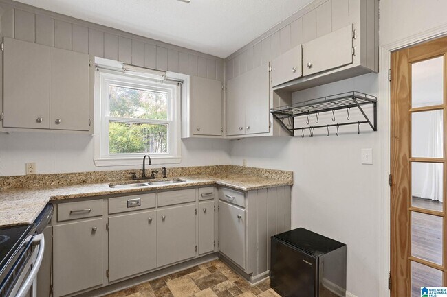 Building Photo - 5 Beverly Heights