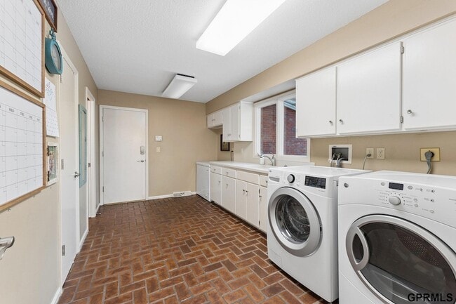 Building Photo - 9723 Fieldcrest Dr