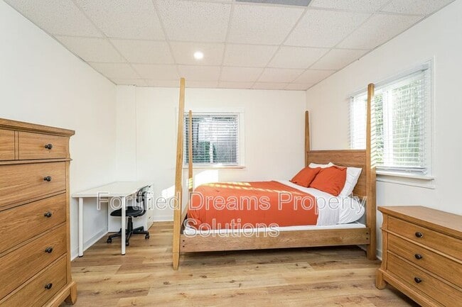 Building Photo - 2422 Queen St