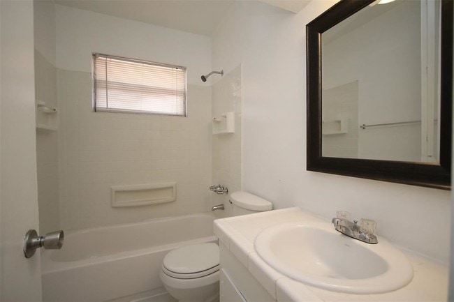 Building Photo - 8819 Timberside Dr