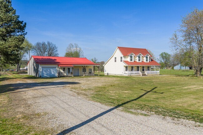 Building Photo - Country home equipped for on-site business!