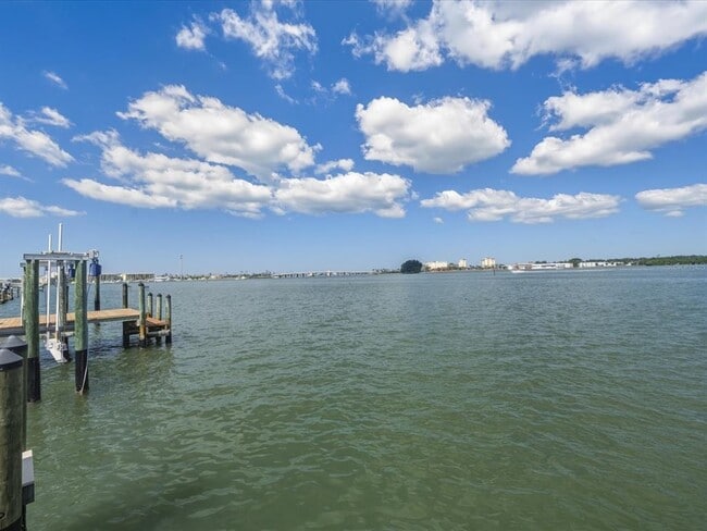 Building Photo - 828 Bay Point Dr