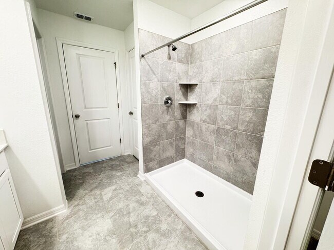 Building Photo - Single Family 4 Bedroom Home for Rent