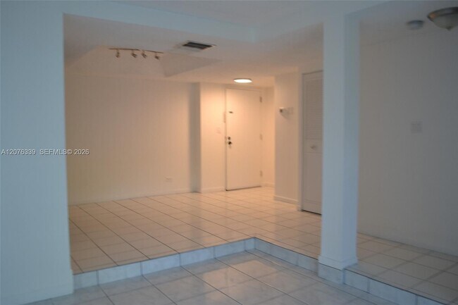 Building Photo - 3670 Inverrary Dr