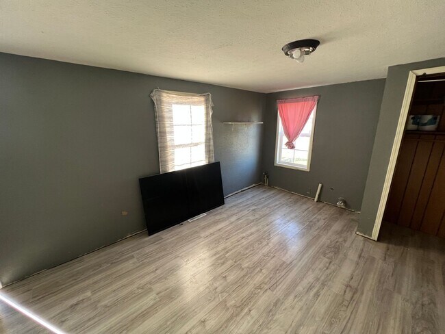Building Photo - House in Dixon, MO!