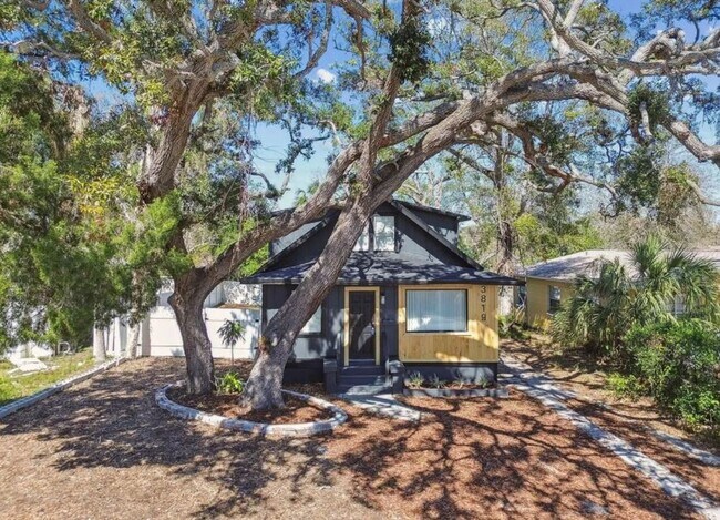 Building Photo - Housing Voucher Accepted: Charming 4-Bedro...