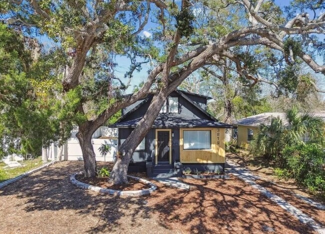 Building Photo - Housing Voucher Accepted: Charming 4-Bedroom Home in Saint Petersburg