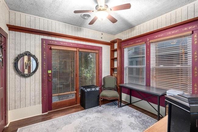 Building Photo - College Hill Bungalow!