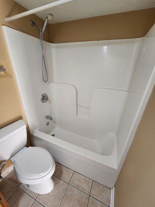 Building Photo - Spacious 2 bedroom 2 full bath first floor apartment for rent!!