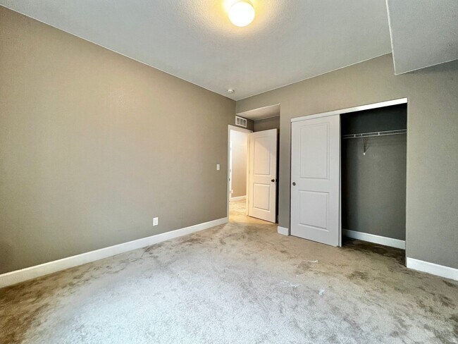 Building Photo - Spacious 5 Bed 3.5 Bath with Modern Upgrades!