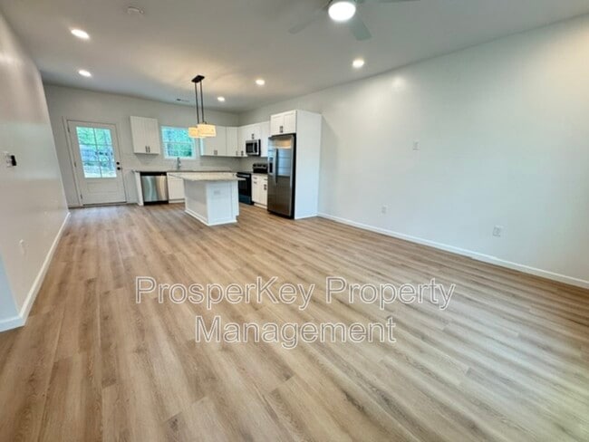 Building Photo - 3825 Mulberry Dr