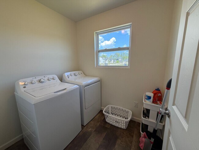 Building Photo - Spacious & Fully Furnished 5-Bedroom Colon...