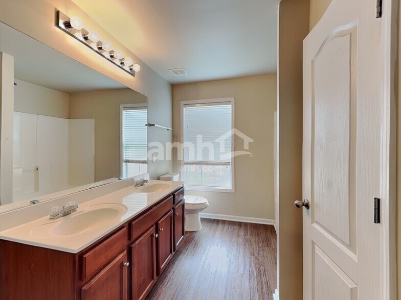 Building Photo - 148 Crescent Woode Dr