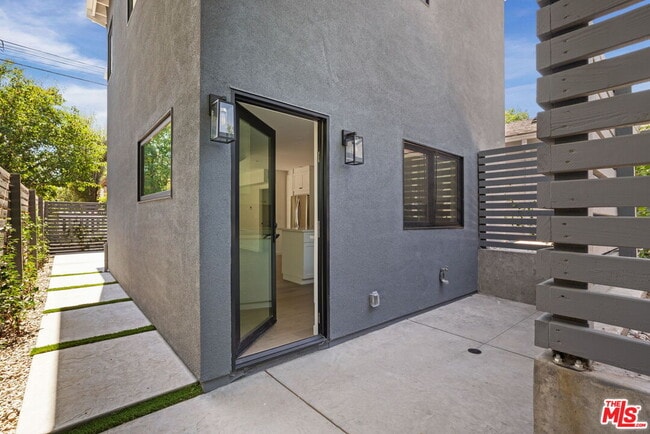 Building Photo - 535 Beloit Ave