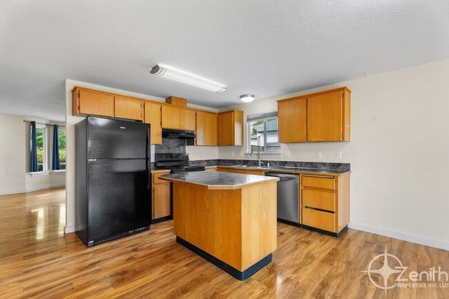 Building Photo - 16004 NE 47th St