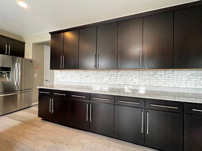 Building Photo - Spacious 5 Bed 3.5 Bath with Modern Upgrades!