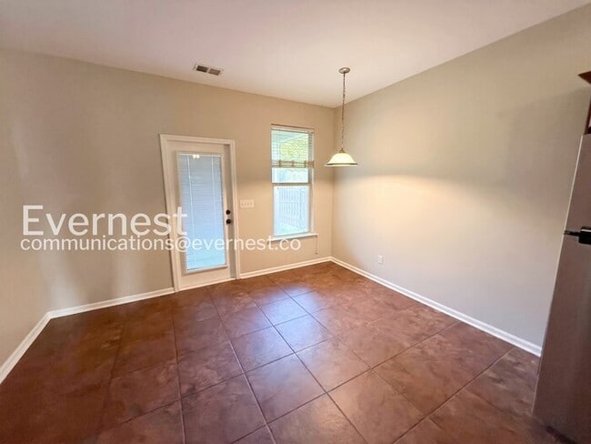 Building Photo - 3-Bed/2-Bath Home with Fenced Yard/Available Now!
