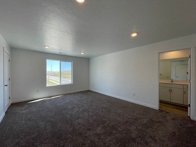 Building Photo - 3-Bedroom Townhome in Santaquin!