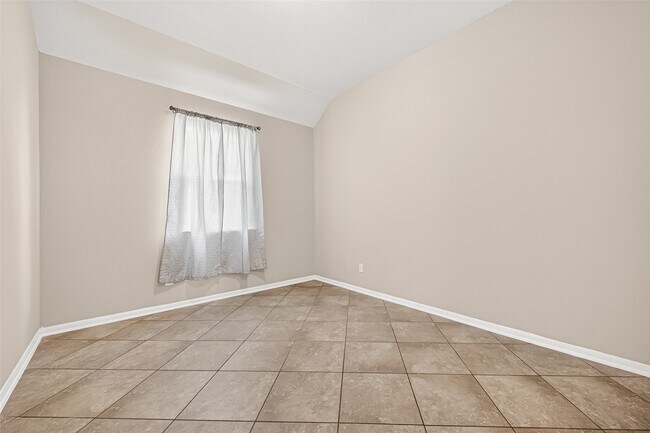 Building Photo - 24527 Royal Pike Dr