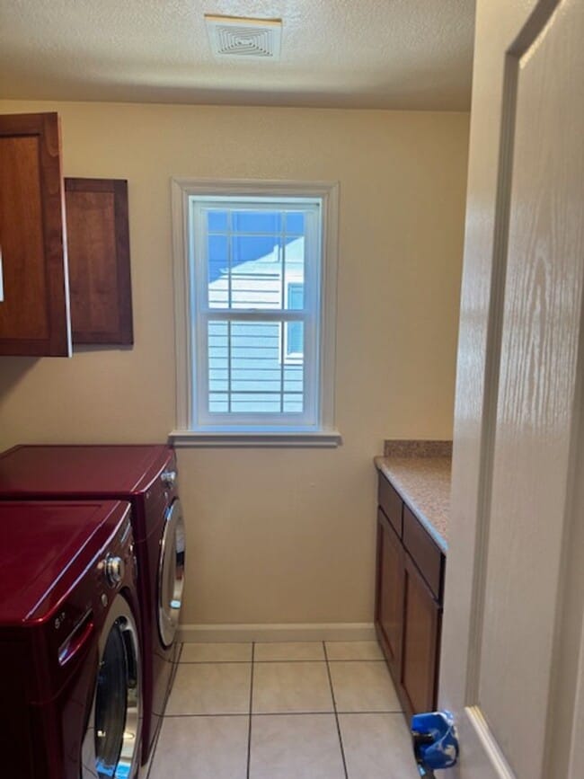 Building Photo - NEW TO MARKET/ LARGE 2 STORY HOME ON PRIVA...